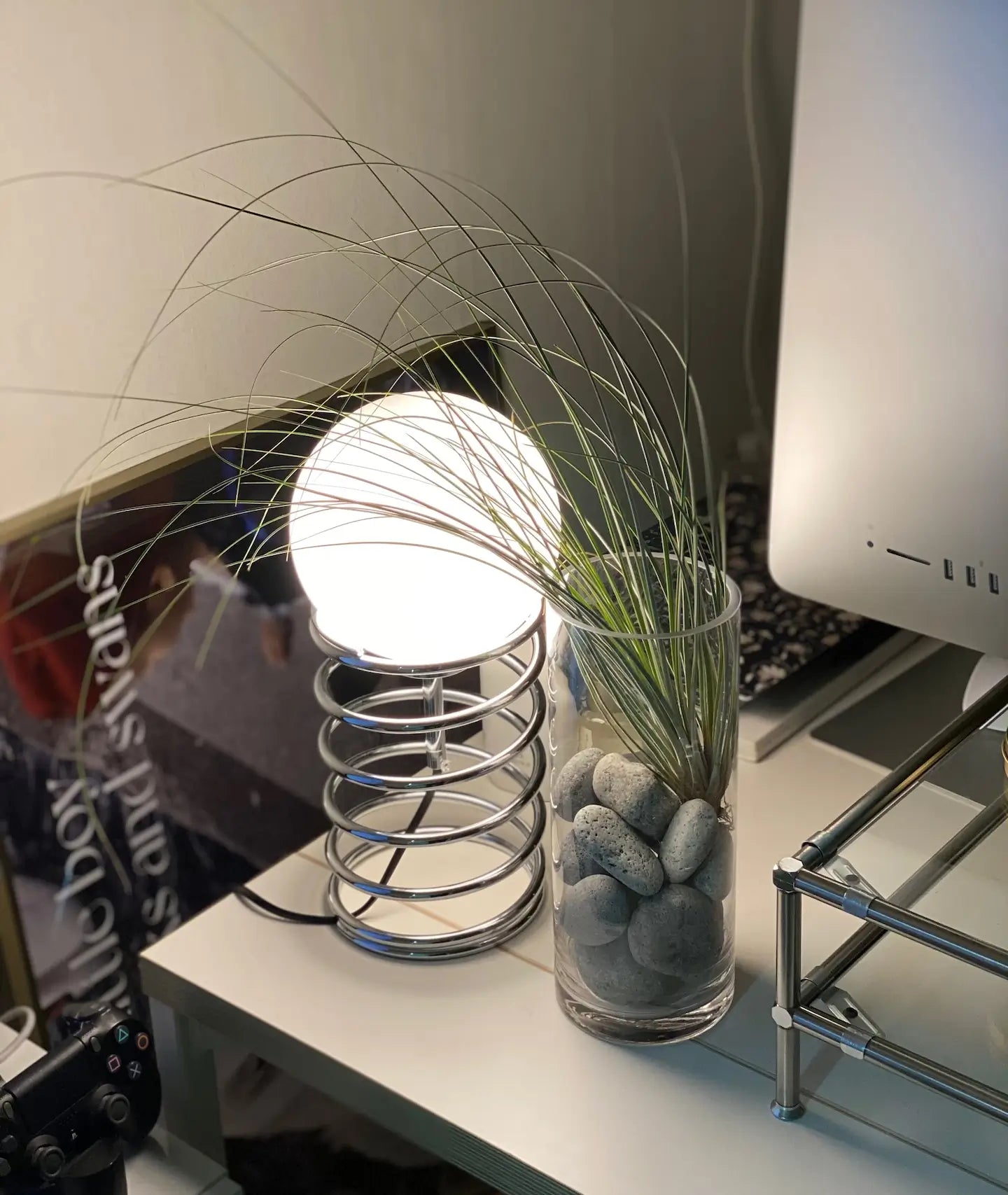 Bauhaus spring round lamp