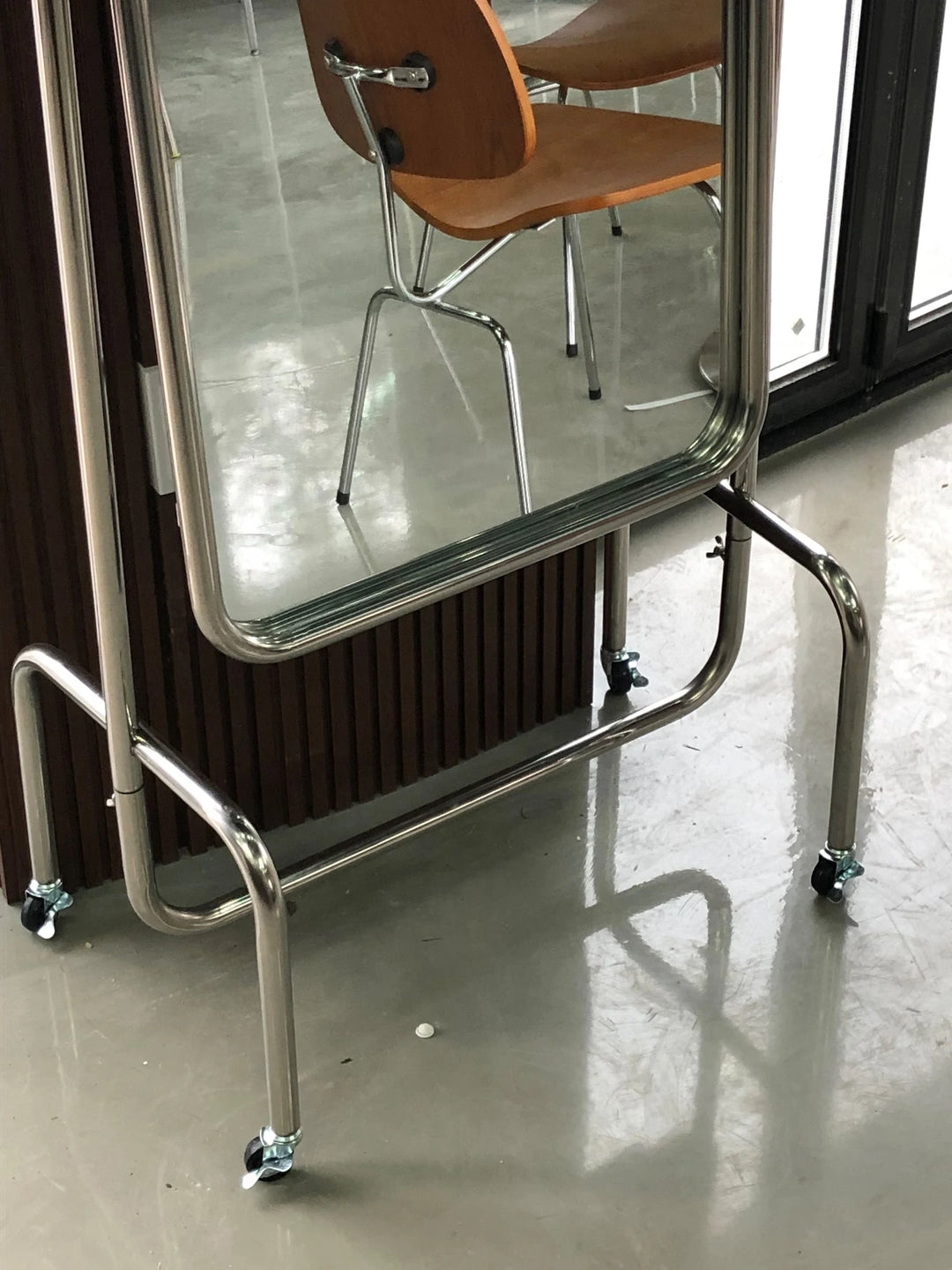 Movable full-length mirror stand
