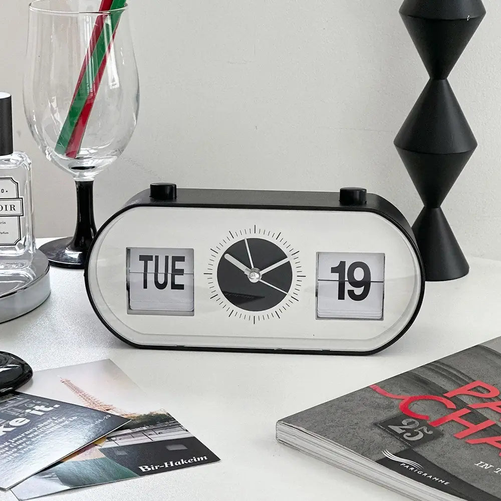 Bauhaus analog clock