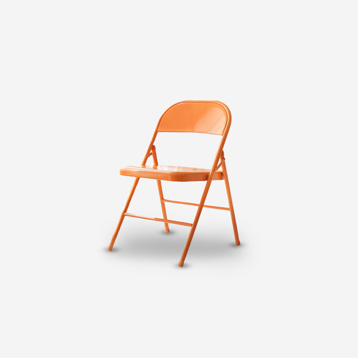 オレンジカラーのMid-century Folding Colorful Chairを白背景で撮影した、ミッドセンチュリーデザインの折りたたみチェア