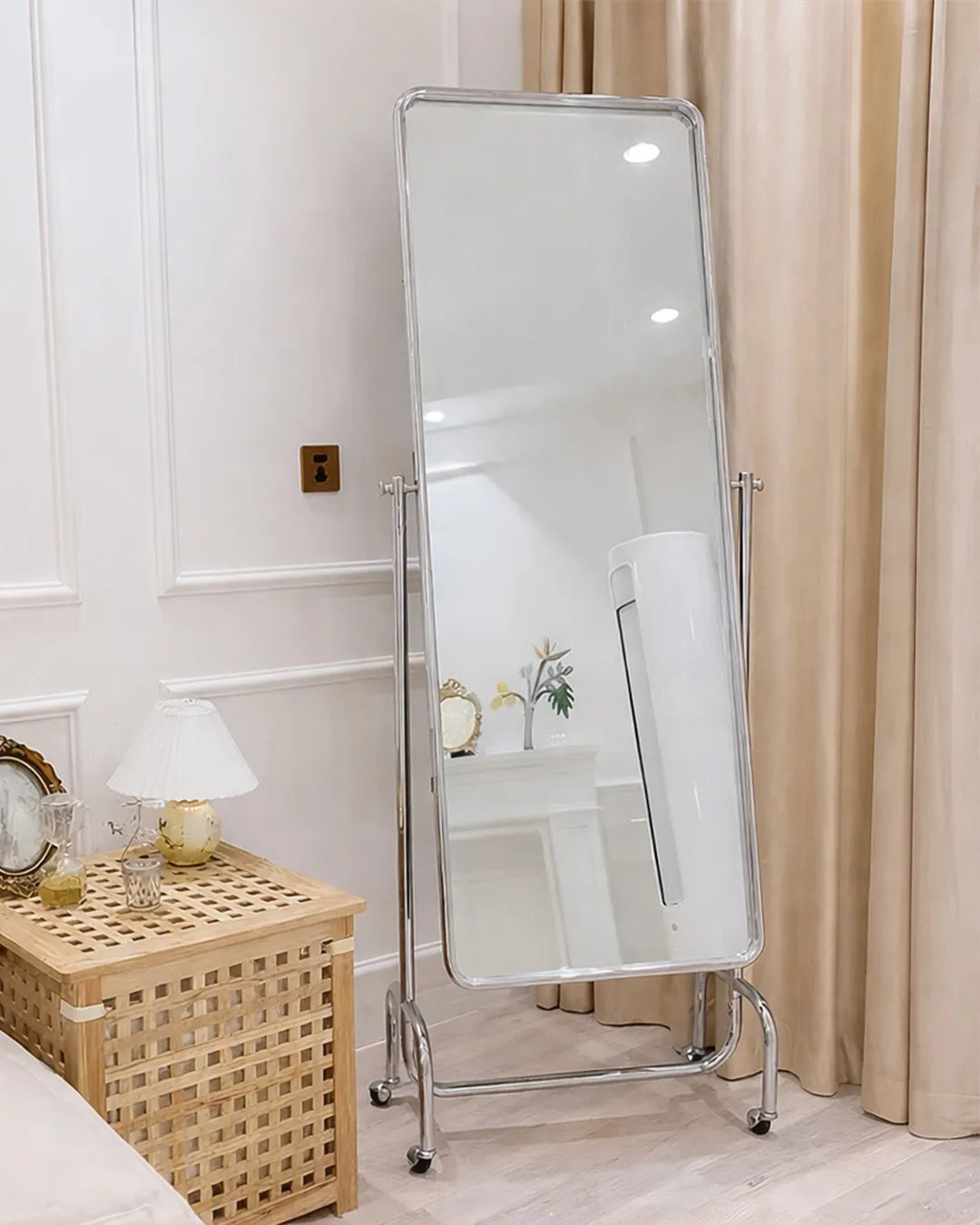 寝室に置かれたキャスター付き全身鏡 ミニマルデザイン