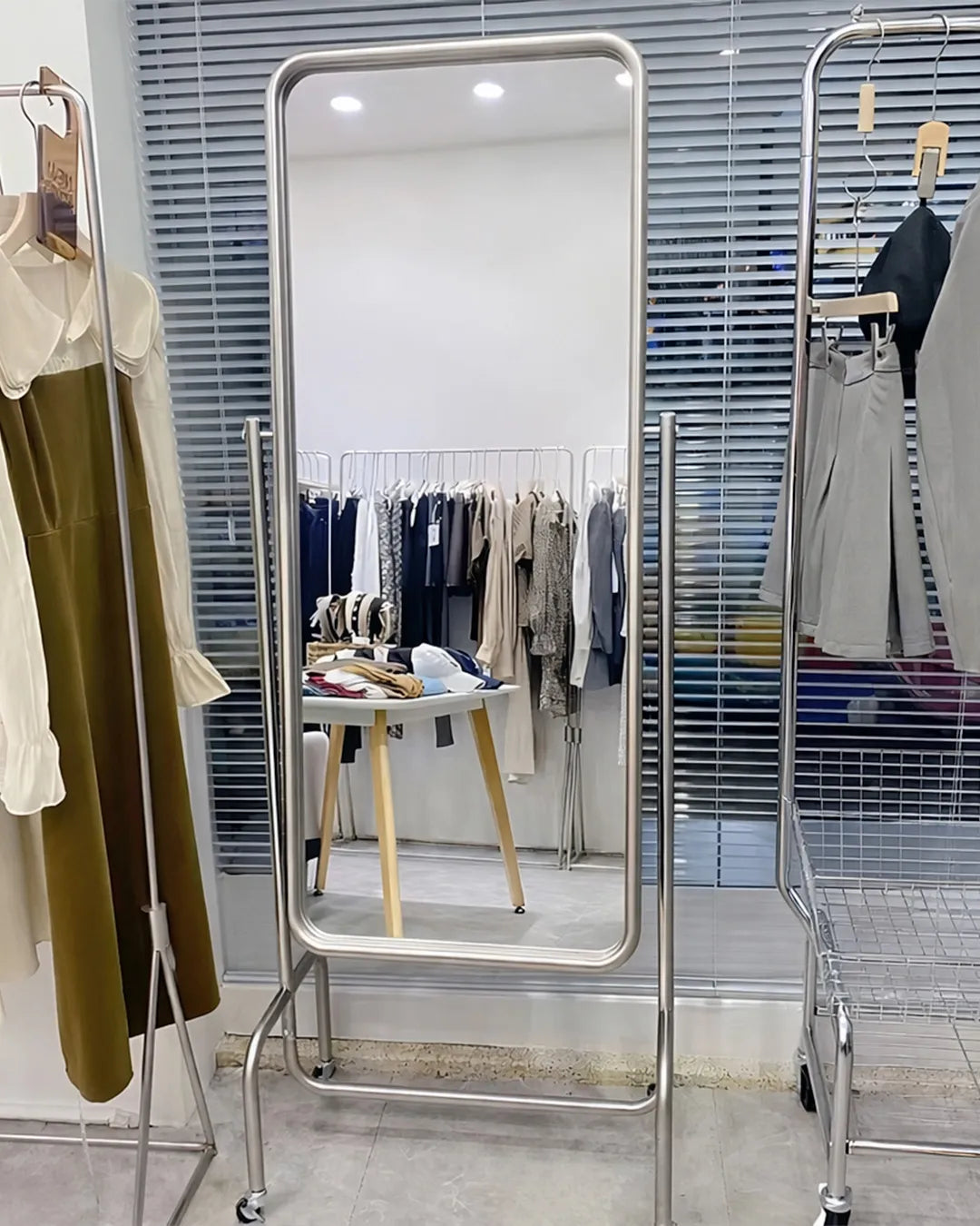 アパレルショップに設置された全身鏡 スタンドミラー