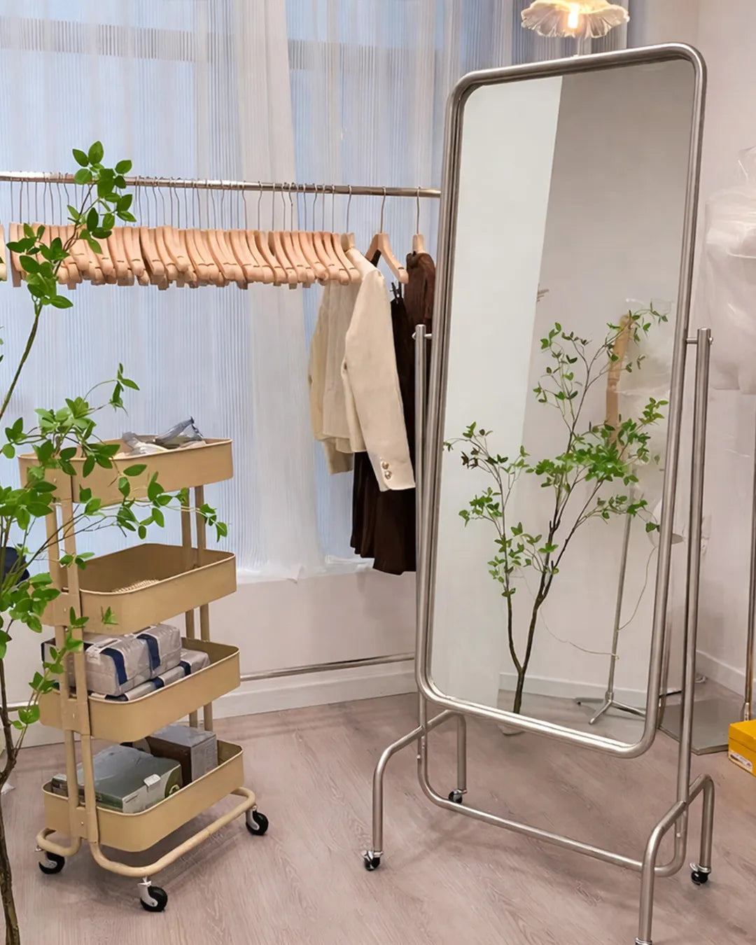 美容室で使用されるキャスター付き全身鏡 スタンドミラー