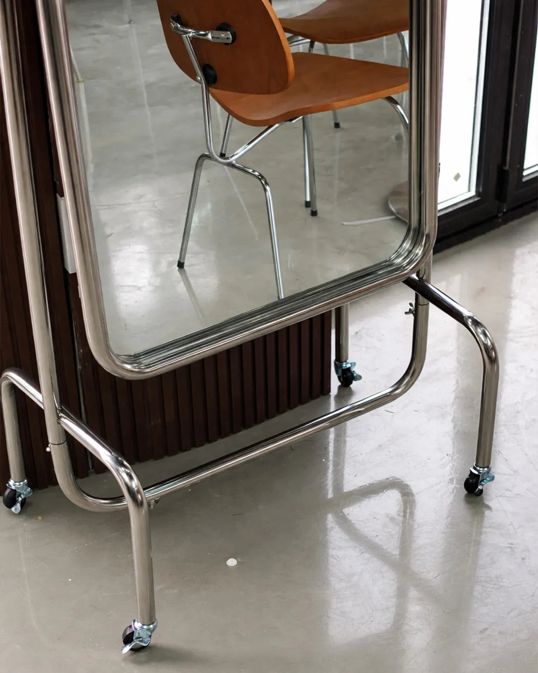 360度回転キャスター付きスタンドミラーの足元ディテール