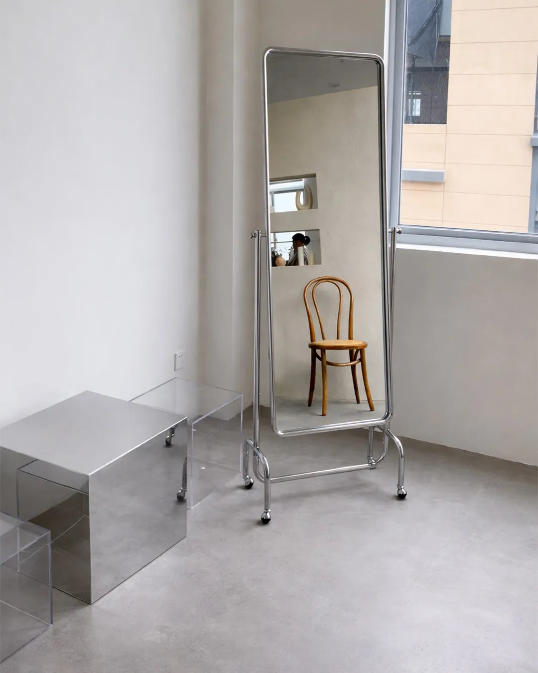ミニマルデザインのキャスター付き全身鏡 スチールフレーム
