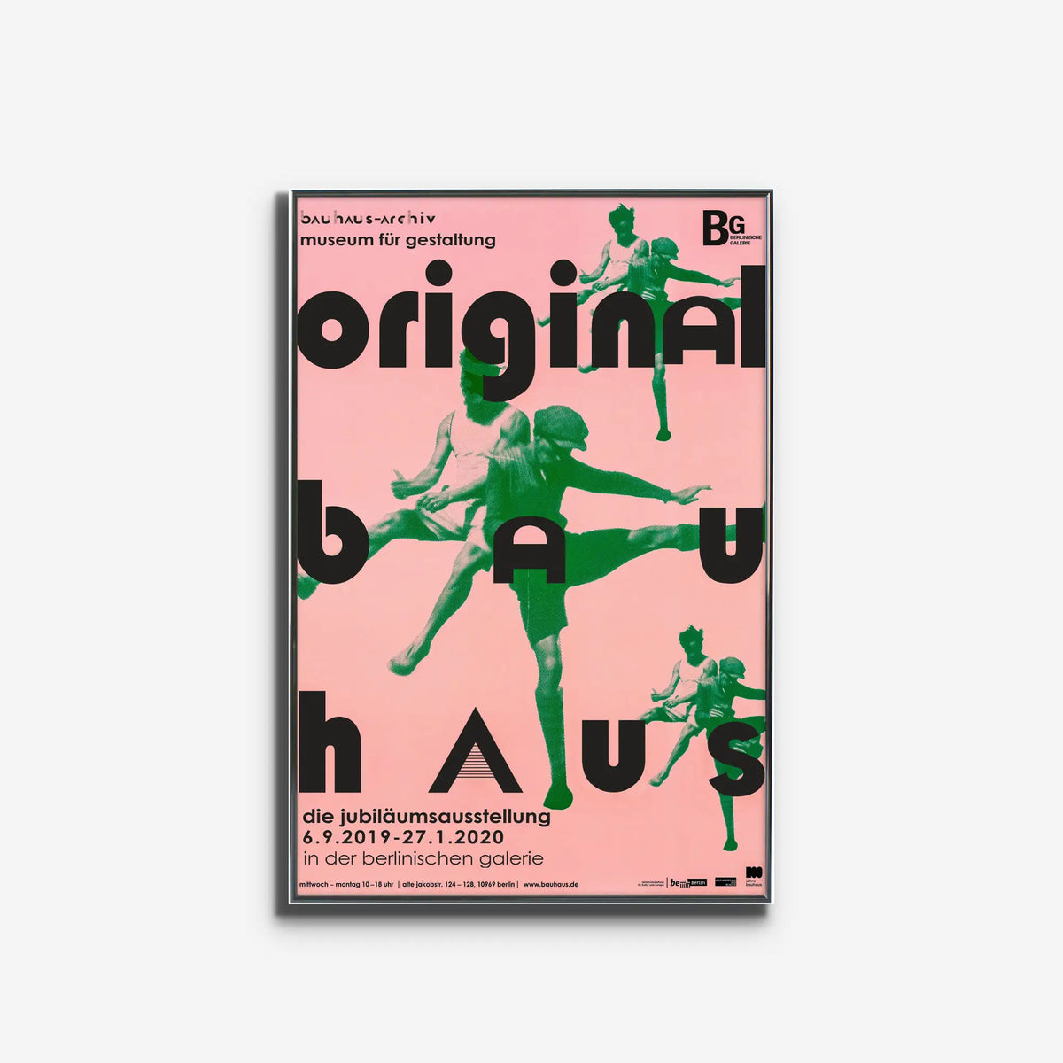 Original Bauhaus Movement Posterを、光と影が映る壁に飾ったモダンでミニマルなインテリア