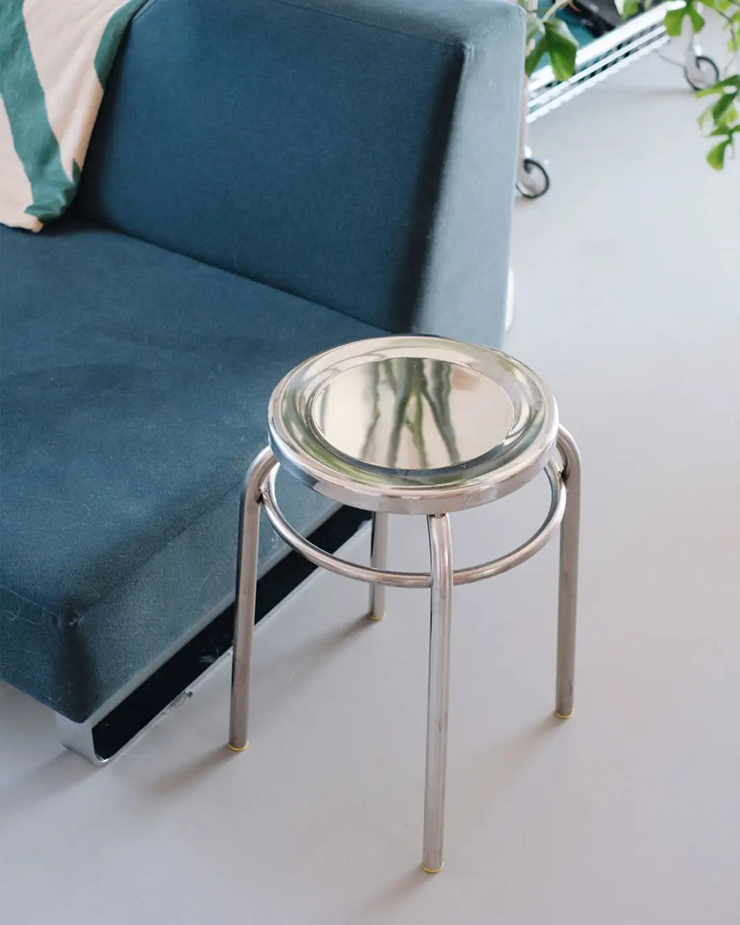 ソファ横に置いたステンレス丸スツール（サイドテーブル風の使用例）