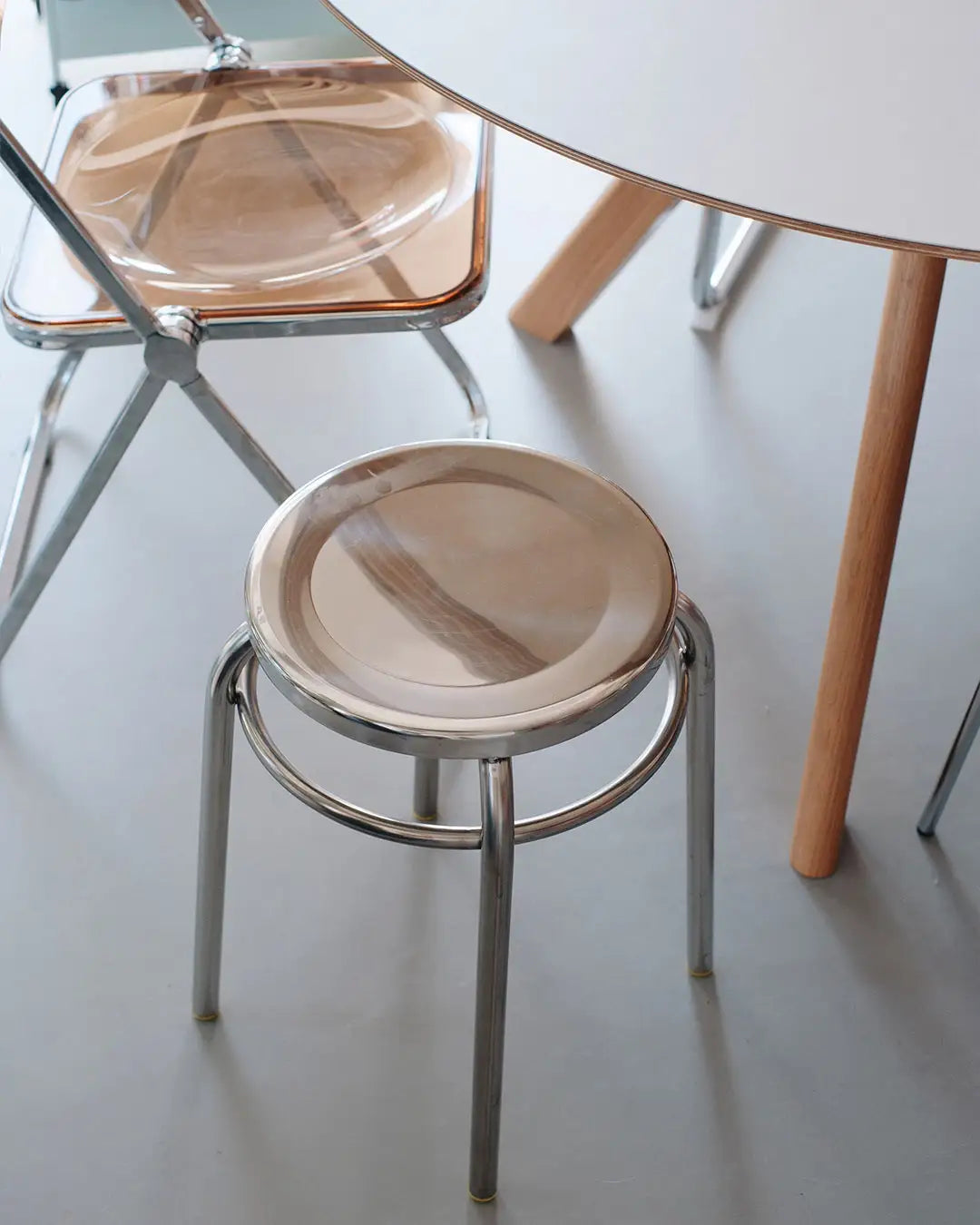 テーブル横に置いたステンレス丸スツール（クリアチェアと合わせたコーディネート）