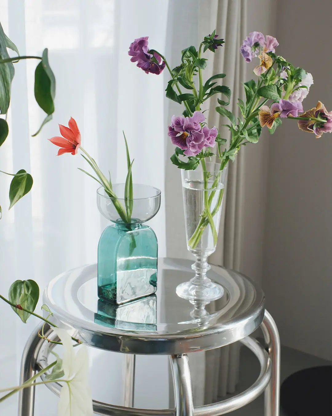 ステンレス丸スツールに花瓶2つを置いたディスプレイ例（クローズアップ）