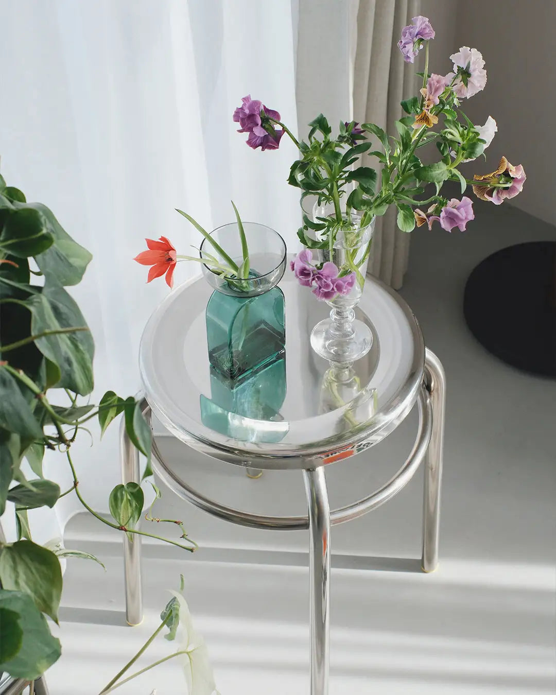 上から見たステンレス丸スツール（花瓶2つのディスプレイ）