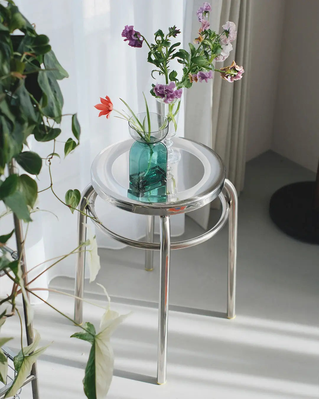 ステンレス丸スツールに置いた花瓶のクローズアップ（質感イメージ）