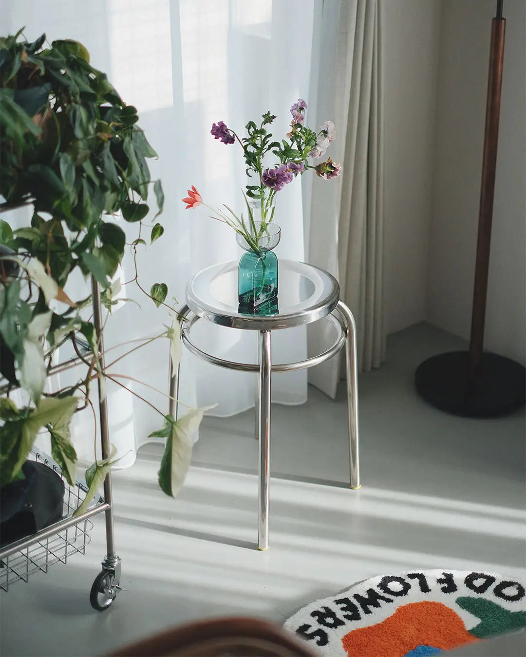 ステンレス丸スツールに花瓶を置いた使用イメージ