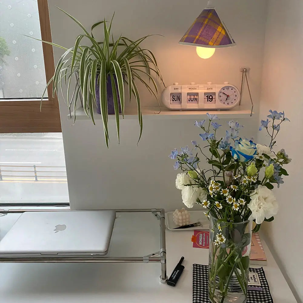 Modern retro table clock