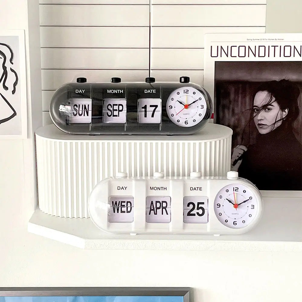 Modern retro table clock