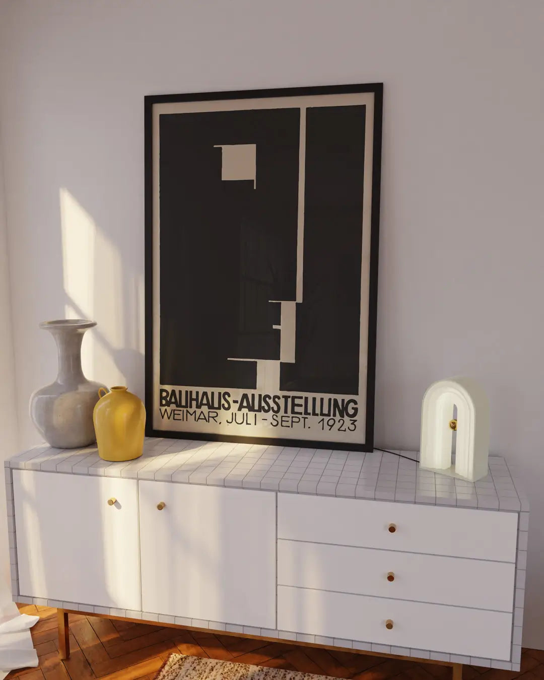 テレビボードの上に飾られたブラックフレームの「Bauhaus Ausstellung Weimar 1923」ポスター。歴史的なバウハウス展を象徴するクラシックでモダンなデザインポスター。