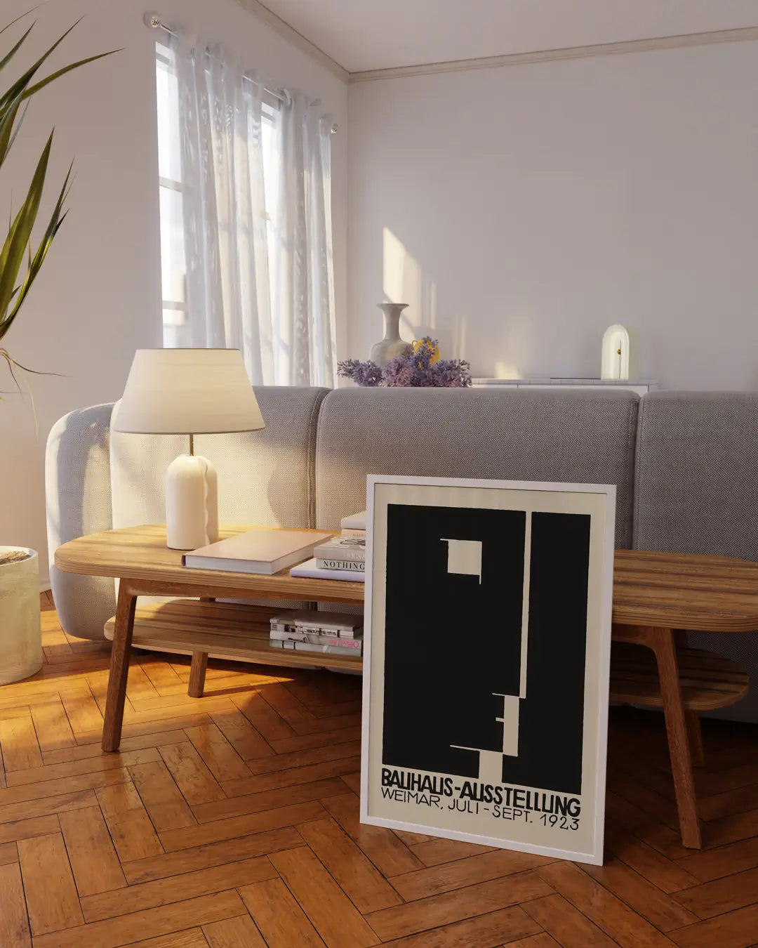 床に立てかけられたホワイトフレームの「Bauhaus Ausstellung Weimar 1923」ポスター。歴史的なバウハウス展を象徴するクラシックでモダンなデザインポスター。