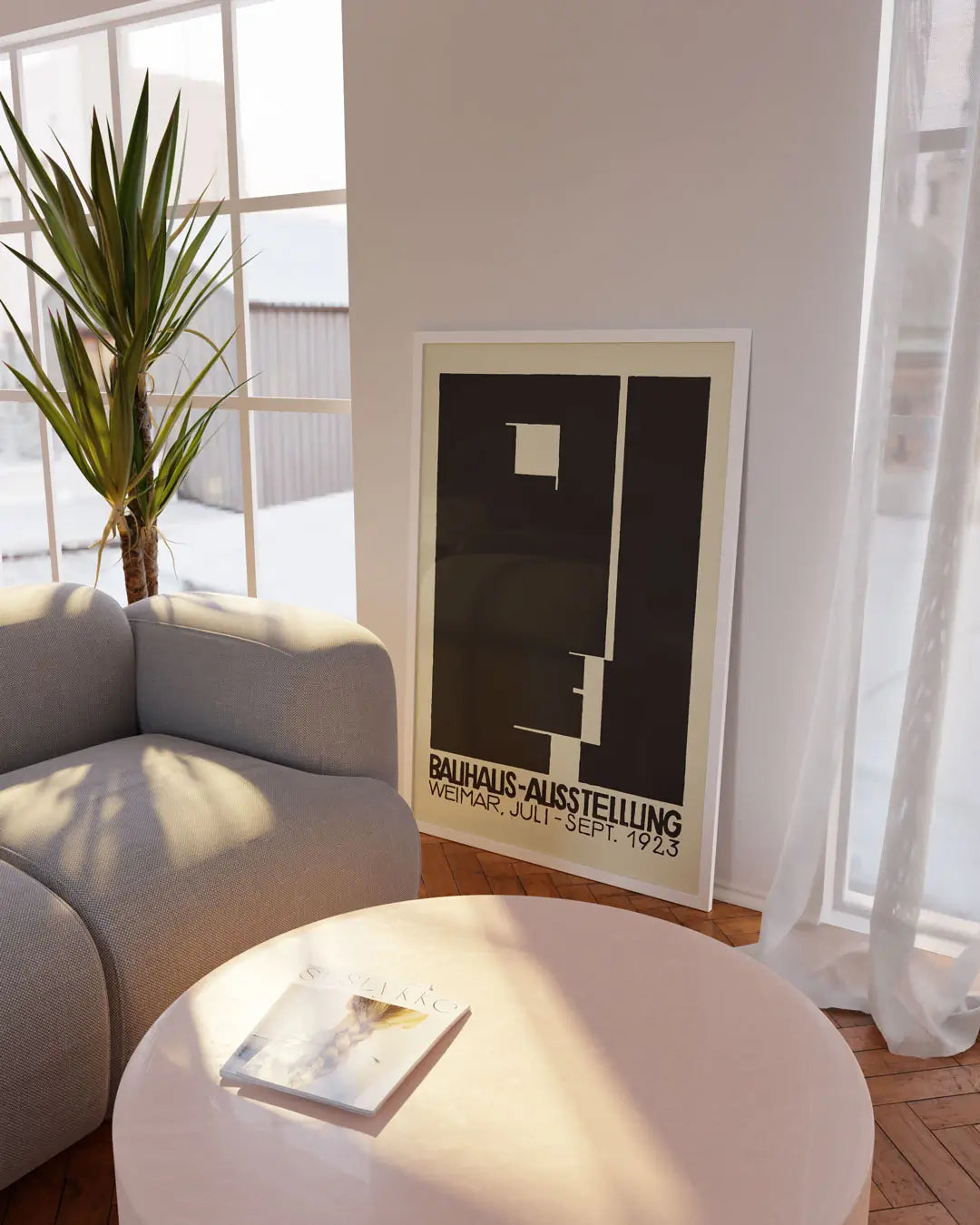 床に立てかけられたホワイトフレームの「Bauhaus Ausstellung Weimar 1923」ポスター。歴史的なバウハウス展を象徴するクラシックでモダンなデザインポスター。