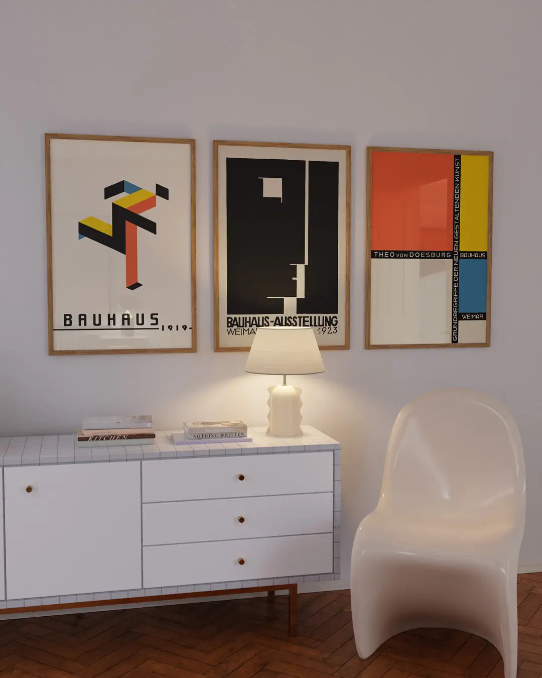 ホームギャラリーに展示された木製フレームの「Bauhaus Ausstellung Weimar 1923」ポスター。歴史的なバウハウス展を象徴するクラシックでモダンなデザインポスター。