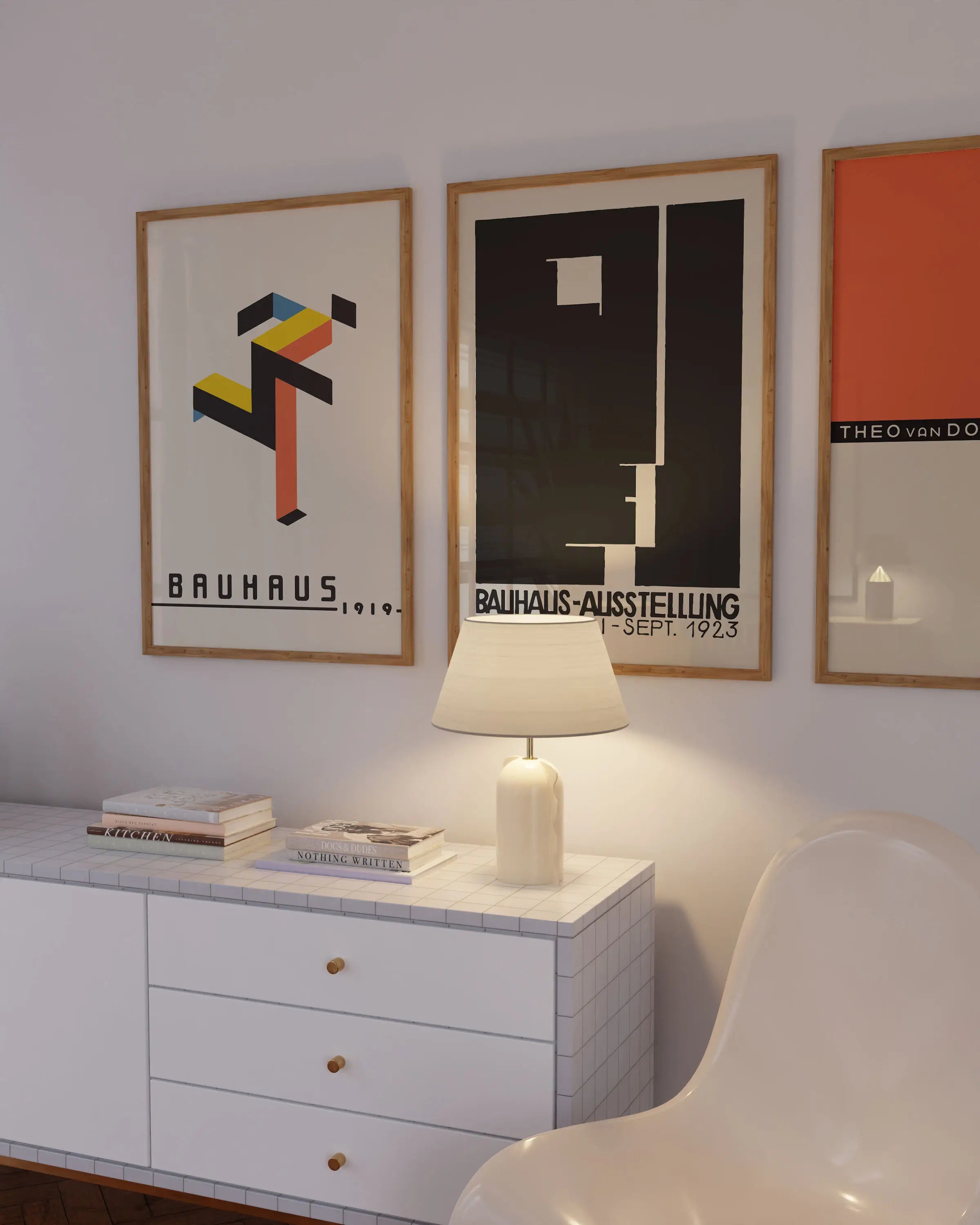 ホームギャラリーに展示された木製フレームの「Bauhaus Ausstellung Weimar 1923」ポスター。歴史的なバウハウス展を象徴するクラシックでモダンなデザインポスター。