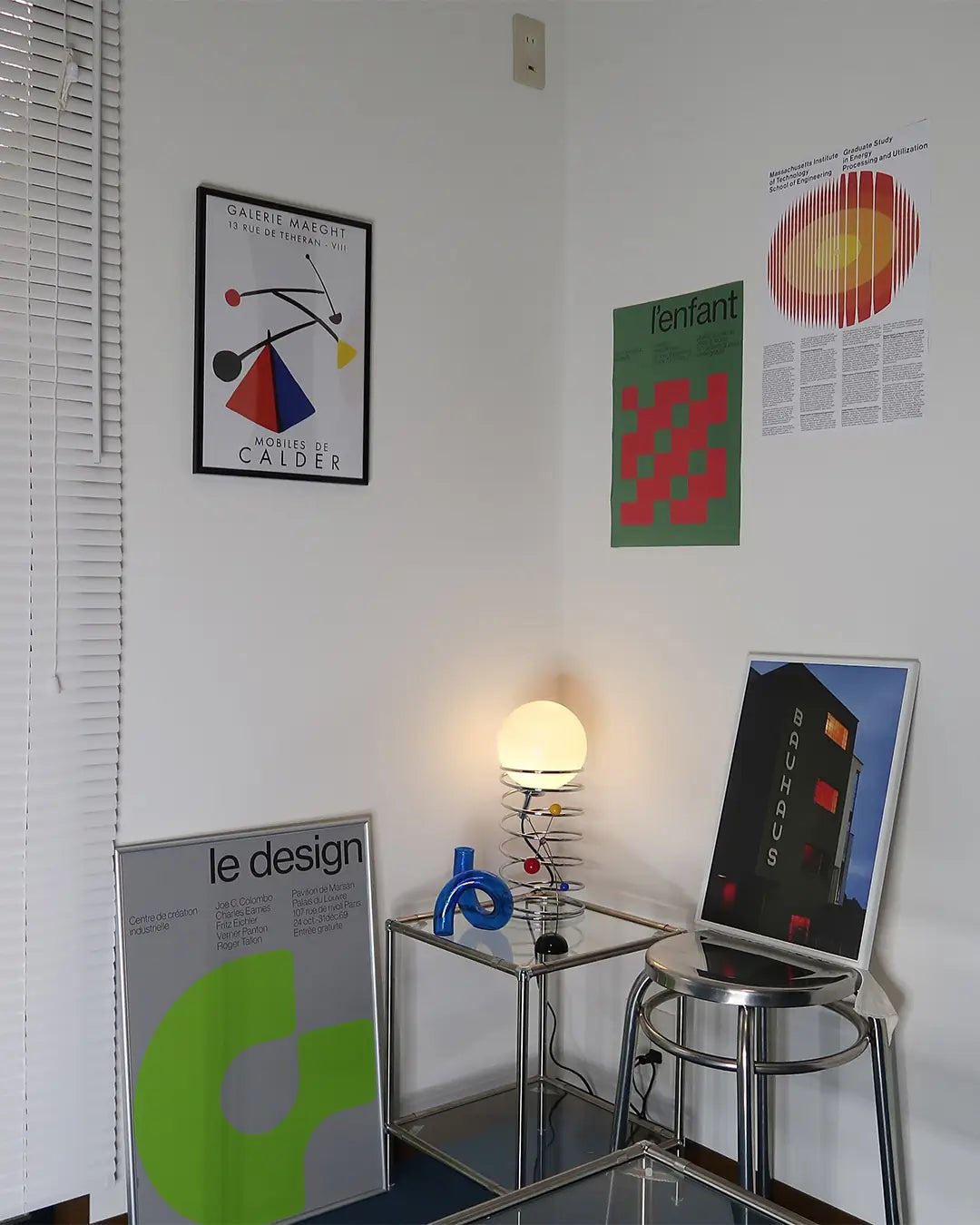 A3サイズのホワイトフレームに収められたバウハウス建築の建築写真ポスター。モダンで機能美を感じさせるデザインが際立つアートポスター。