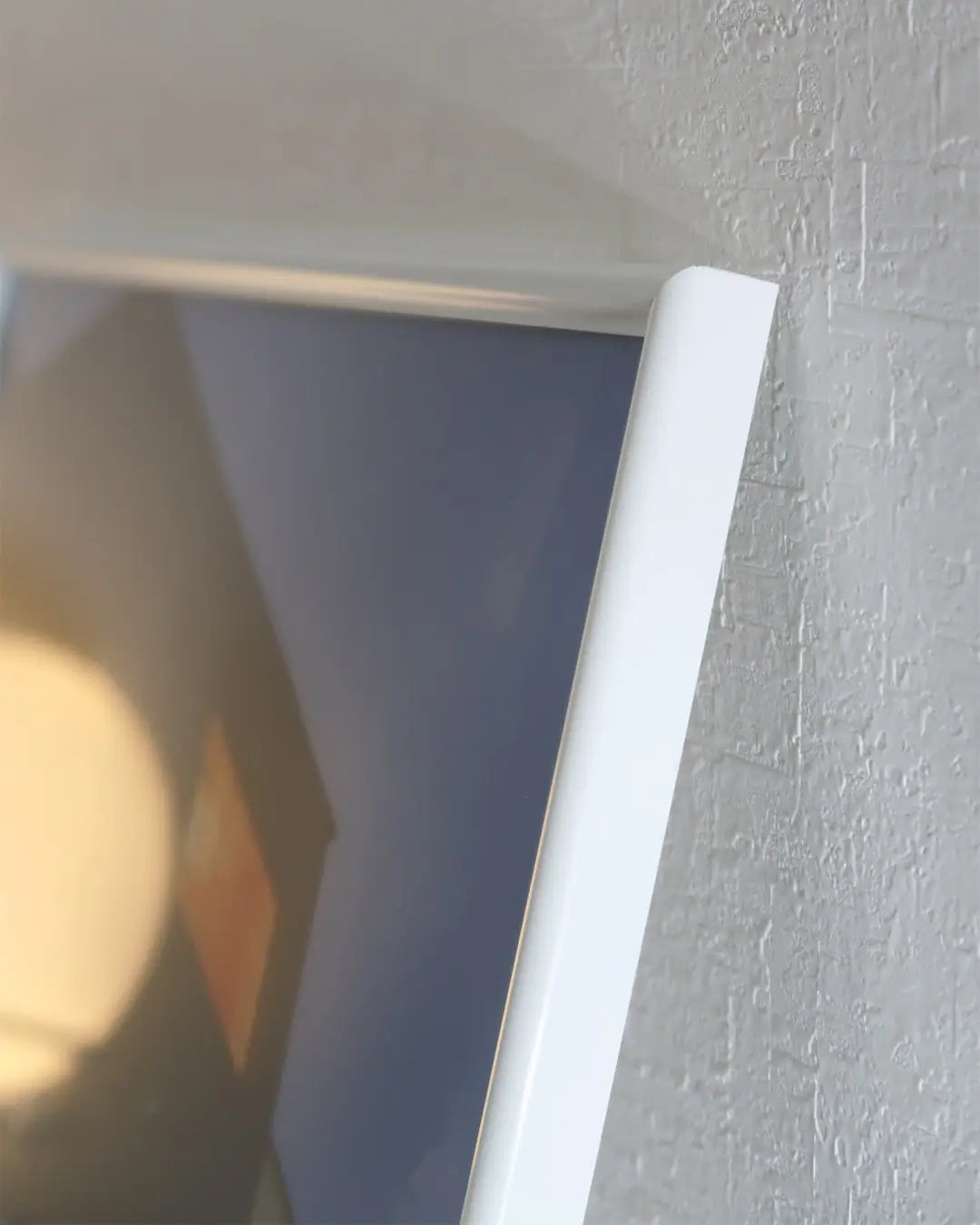 ホワイトフレームに収められたバウハウス建築写真ポスターのクローズアップ。モダンで機能美を感じさせる建築デザインが際立つアートポスター。