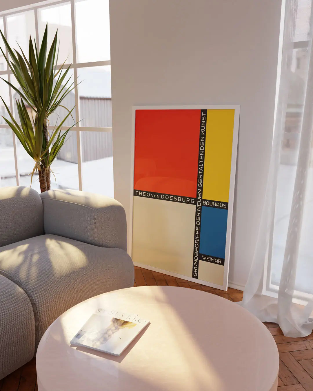 床に立てかけられたホワイトフレームのバウハウス・パッチワークポスター。幾何学的な構成と配色が空間に映えるモダンアートポスター。