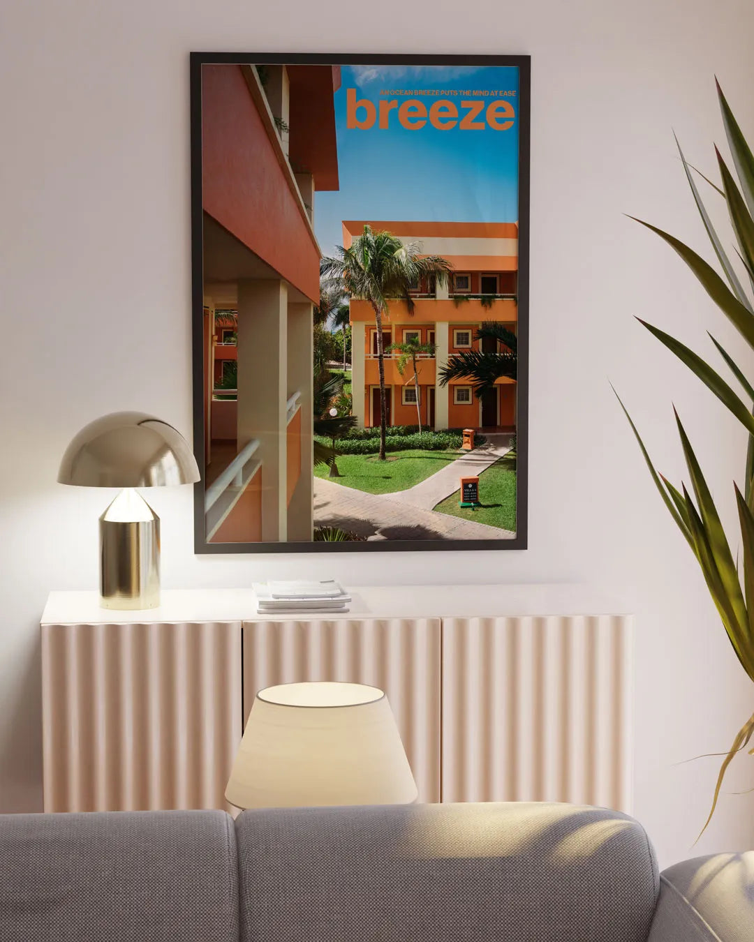 壁に掛けられたブラックフレームの「Breeze」ポスター。シャープで洗練された印象のモダンアートポスター。