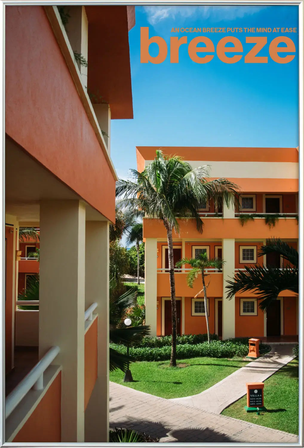 シルバーフレームに収められた「Breeze」ポスター。洗練されたフレームと軽やかなデザインが調和するモダンアートポスター。