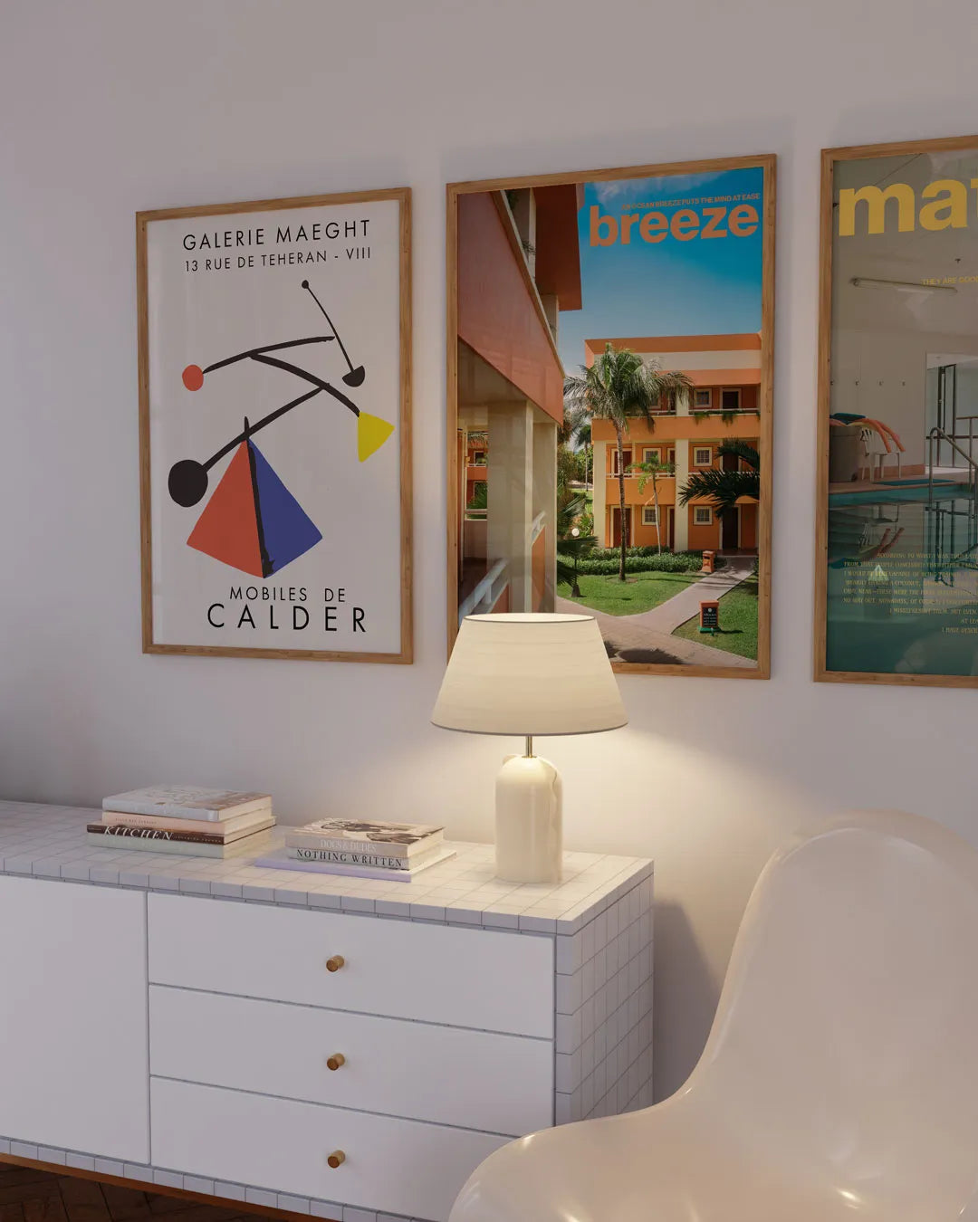 ギャラリーの壁に展示された「Breeze」ポスター。洗練された構図が際立つモダンアートポスター。