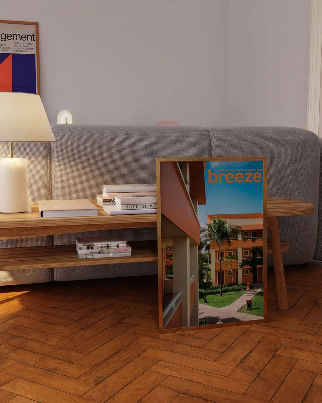 リビングに飾られた木製フレームの「Breeze」ポスター。温かみのある質感と軽やかなデザインが調和するモダンアートポスター。