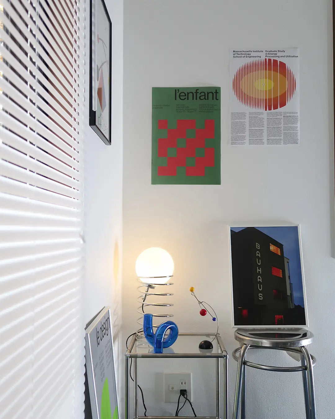 フレームなしのエナジーポスターを飾ったベッドルーム