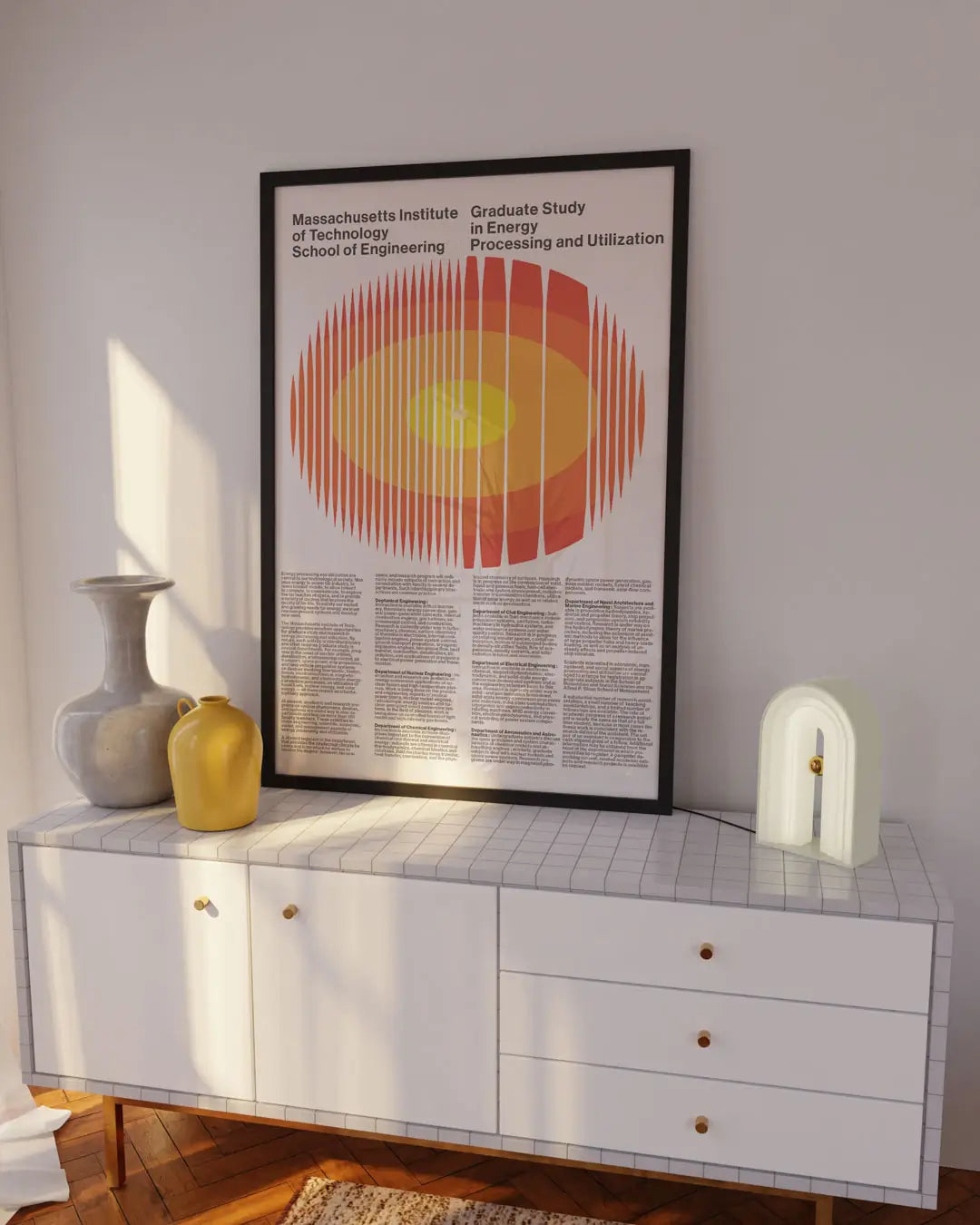 テレビボードに飾られたエナジーポスターのクローズアップ