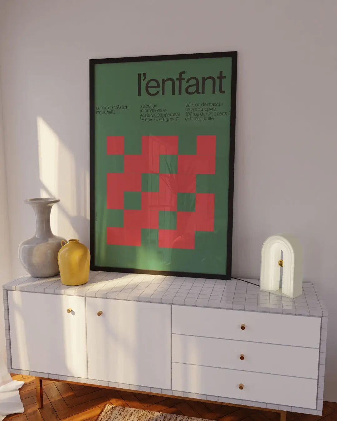 テレビボードの上に飾られたブラックフレームの「L’enfant」ポスター。モダンなリビング空間に調和する洗練されたアートポスター