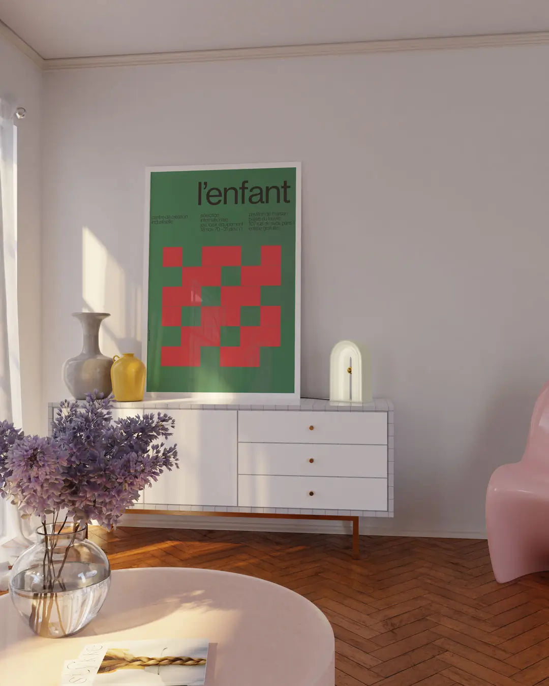 リビングルームのインテリアに飾られた「L’enfant」ポスター。空間に調和するモダンで洗練されたアートポスター