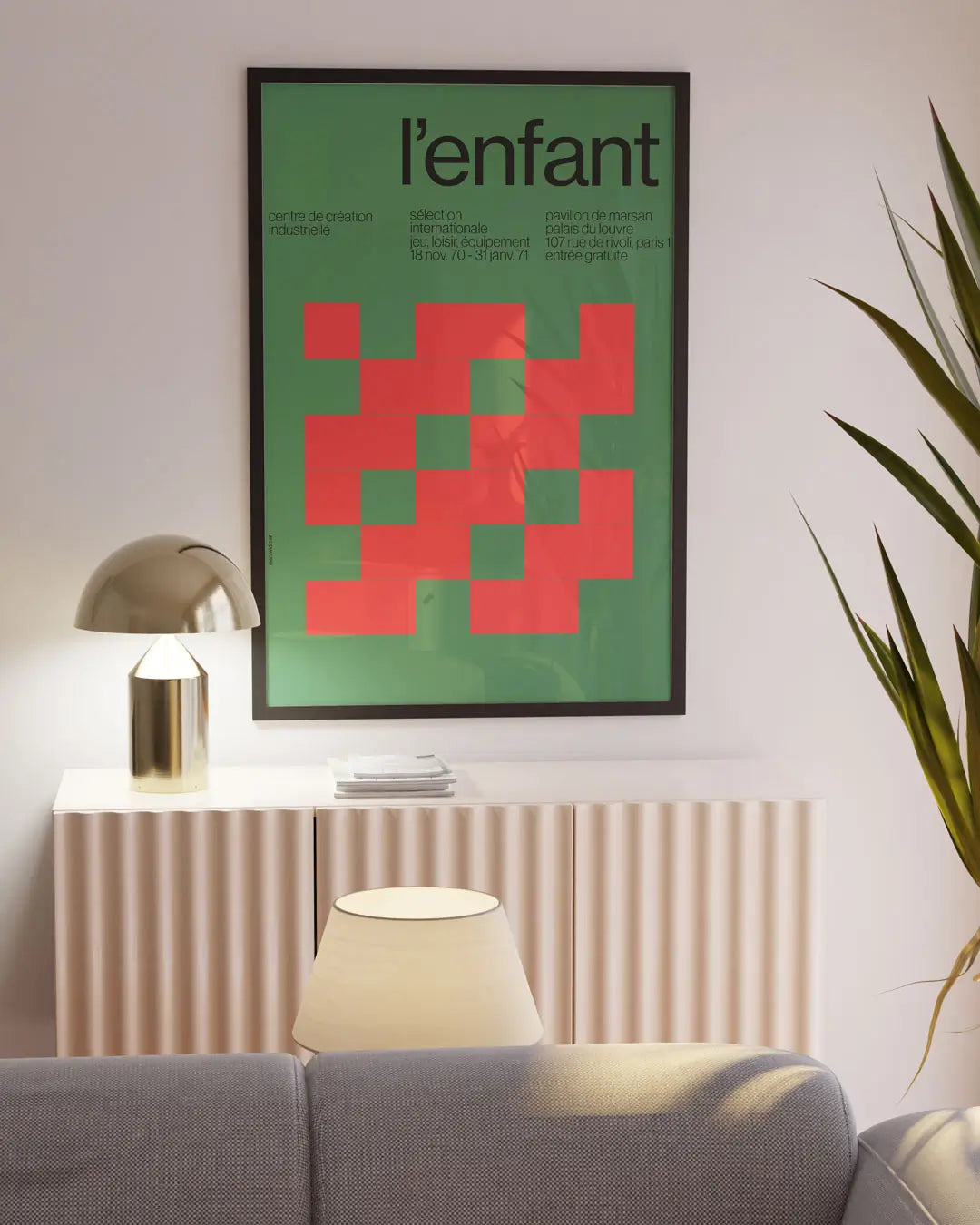 壁に掛けられたブラックフレームの「L’enfant」ポスター。ミニマルで落ち着いた印象のモダンアートポスター