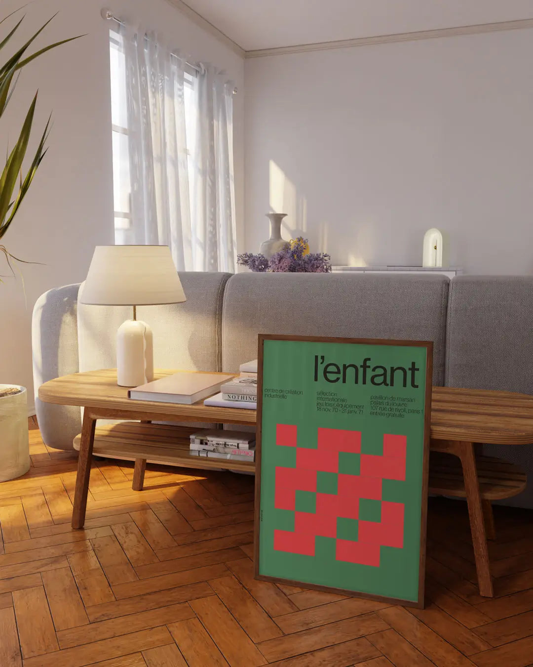 木製フレームに収められた「L’enfant」ポスター。温かみのある質感が空間に馴染むモダンアートポスター