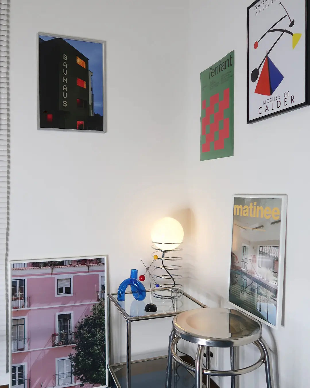 ベッドルームでスツールに立てかけられたホワイトフレームの「Matinee」ポスター。落ち着いた色彩が空間にやさしく溶け込むモダンアートポスター。