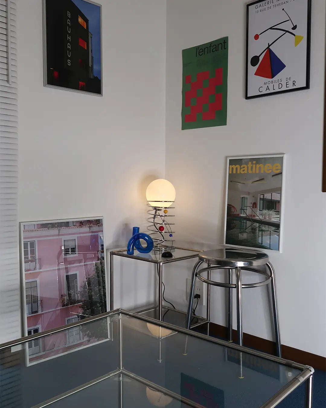 ベッドルームでスツールに立てかけられたホワイトフレームの「Matinee」ポスター。落ち着いた色彩が穏やかな空間に調和するモダンアートポスター。