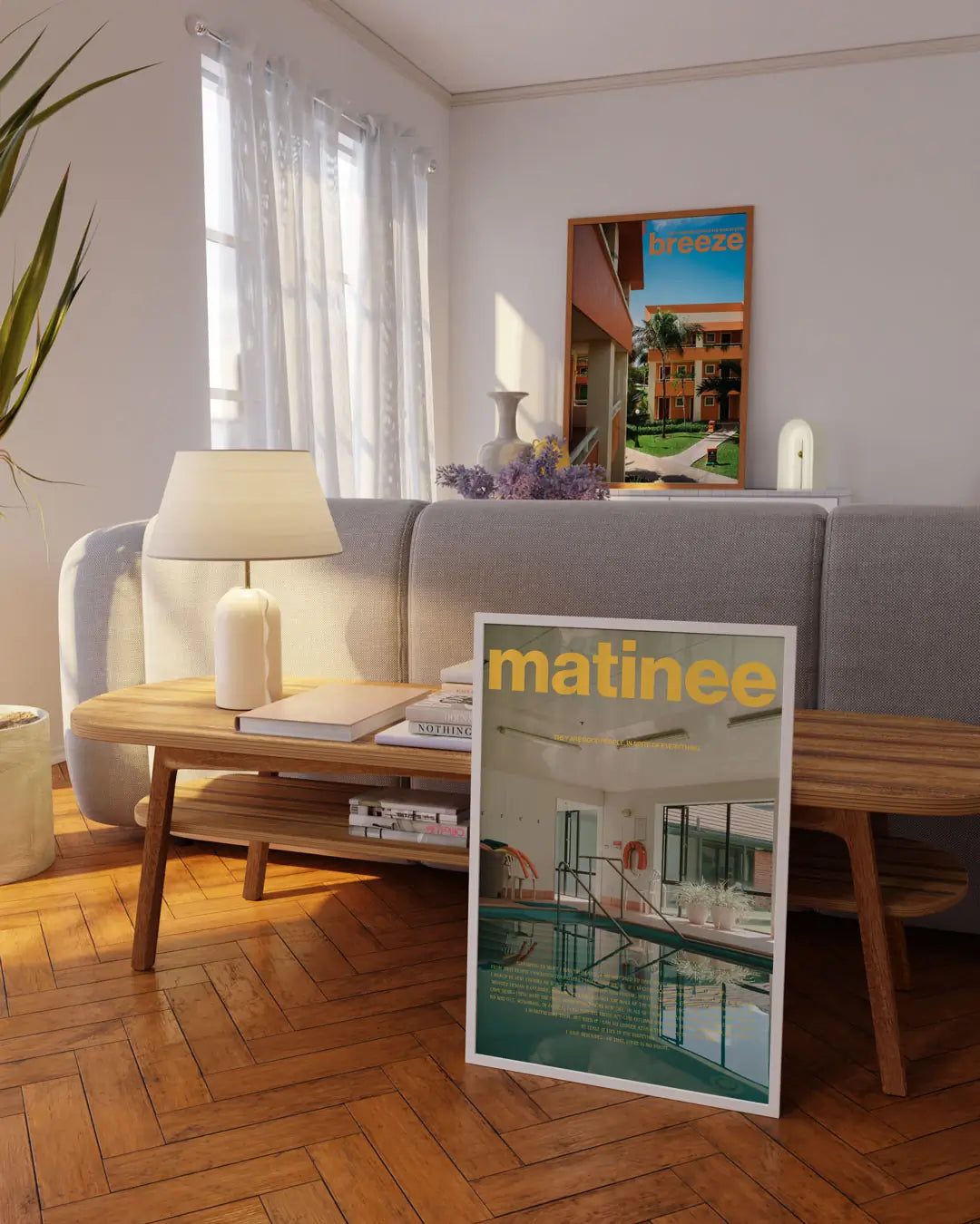 リビングの床に立てかけられたホワイトフレームの「Matinee」ポスター。落ち着いた色彩が空間に映えるモダンアートポスター。