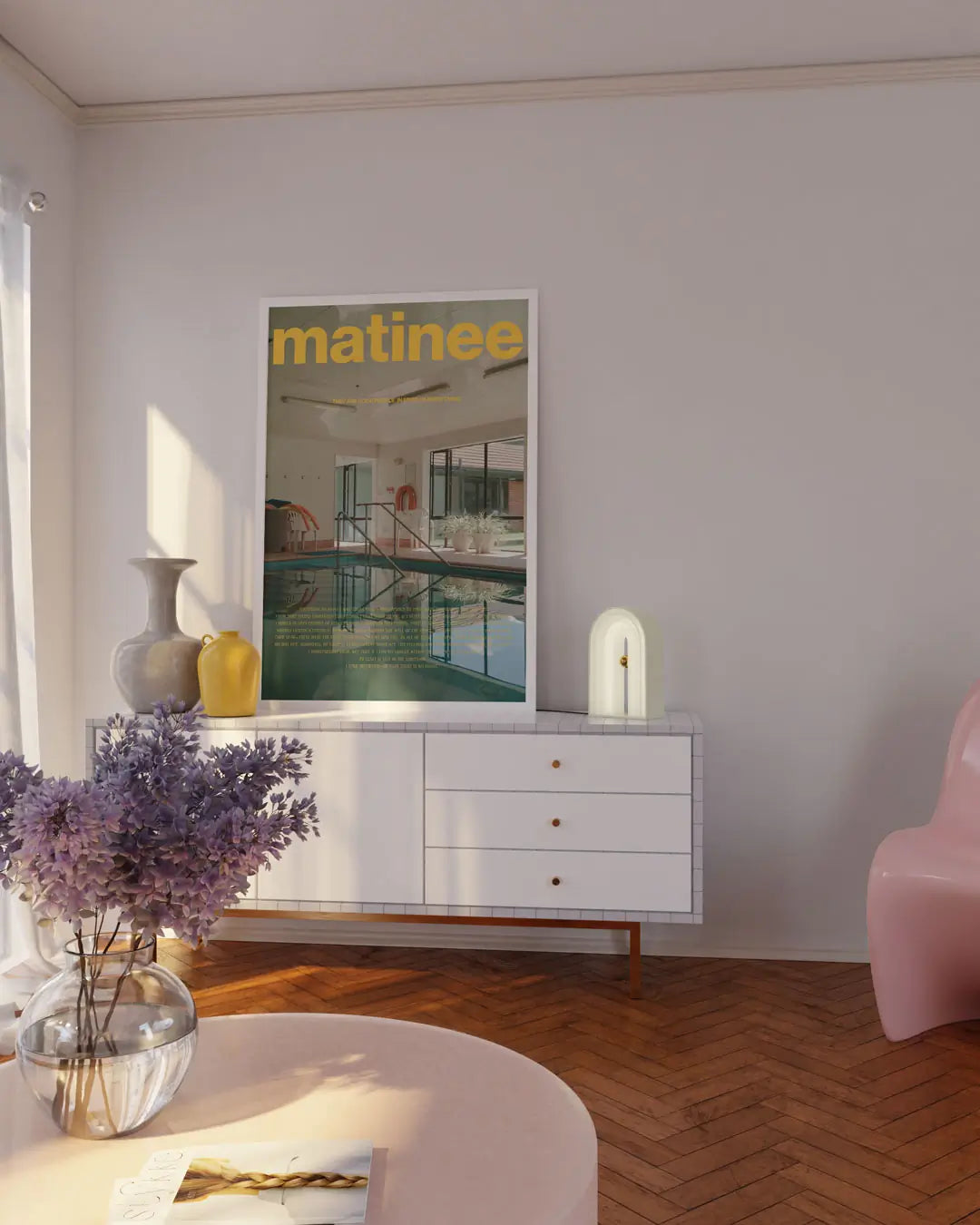 リビングに飾られたホワイトフレームの「Matinee」ポスター。落ち着いた色彩が空間に調和するモダンアートポスター。