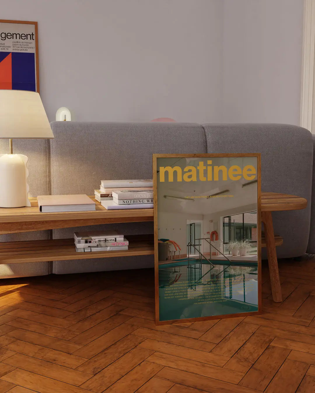 部屋のインテリアに飾られた木製フレームの「Matinee」ポスター。温かみのある質感と落ち着いた色彩が調和するモダンアートポスター。