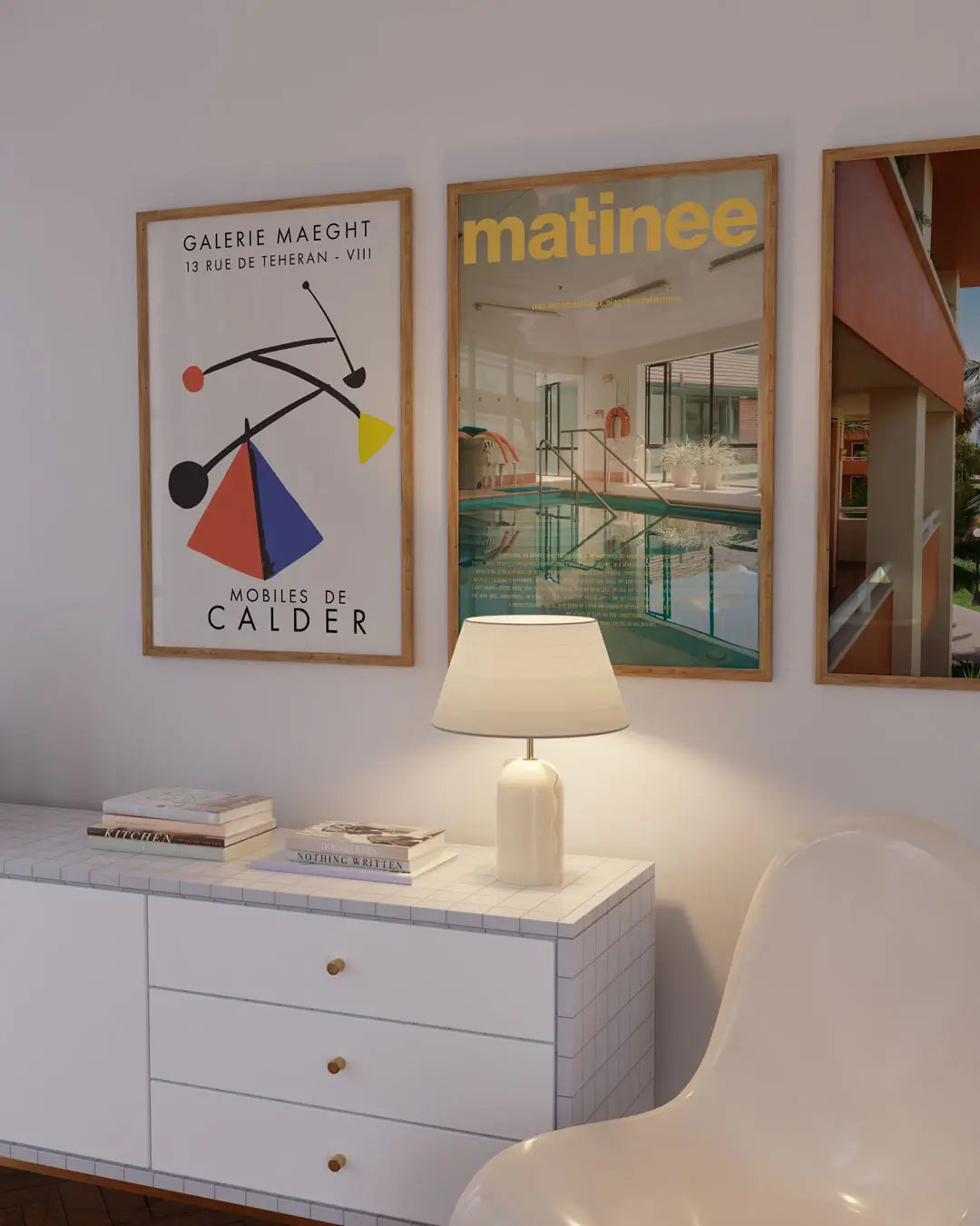 ギャラリーの壁に展示された木製フレームの「Matinee」ポスター。温かみのあるフレームと洗練された構図が際立つモダンアートポスター。