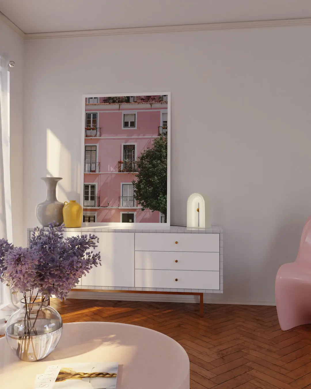 リビングに飾られたホワイトフレームのピンクの建物ポスター。明るく洗練された空間を演出するモダンアートポスター。