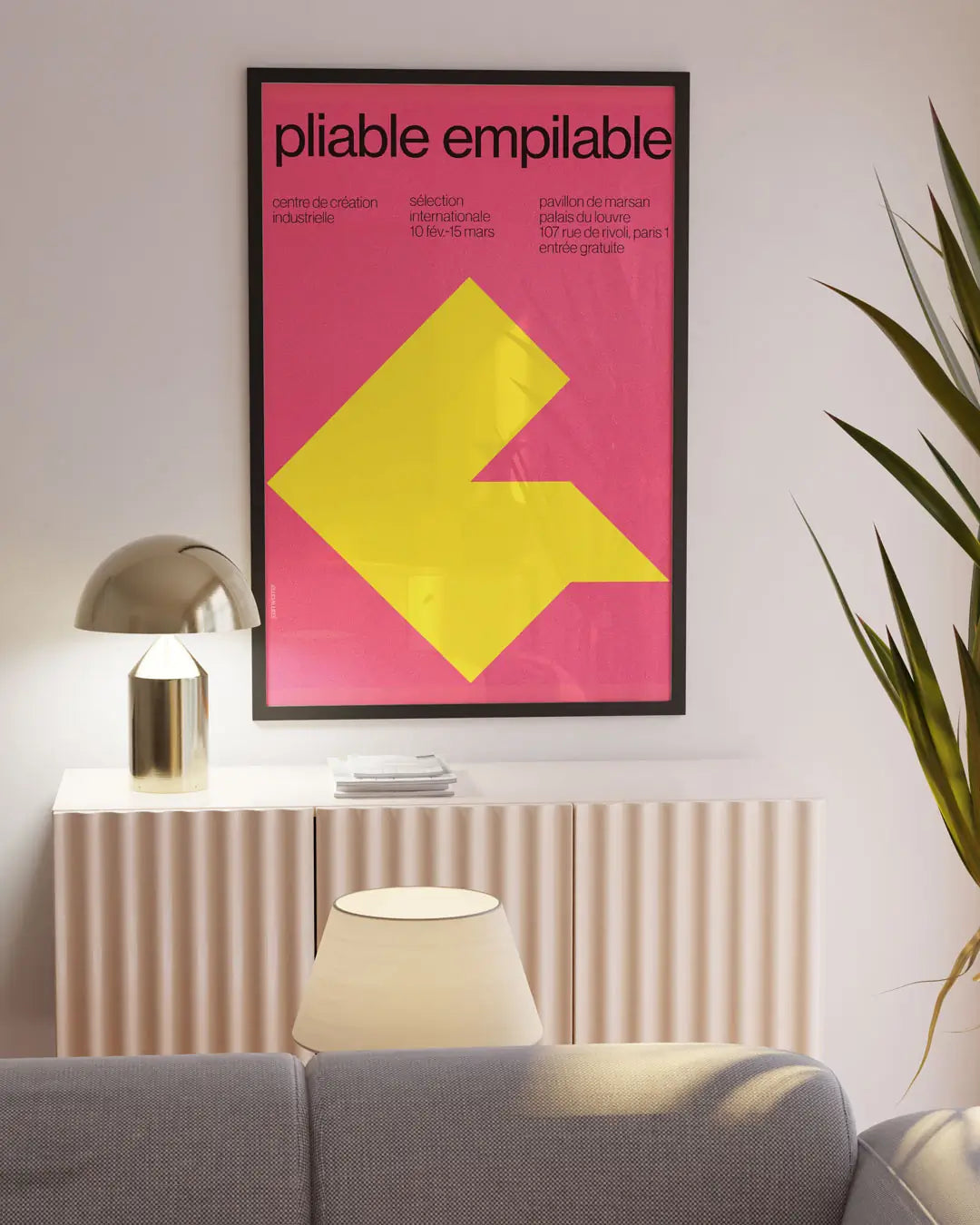 壁に掛けられたブラックフレームの「Pliable Empilable」ポスター。構造的でミニマルなデザインが際立つモダンアートポスター。