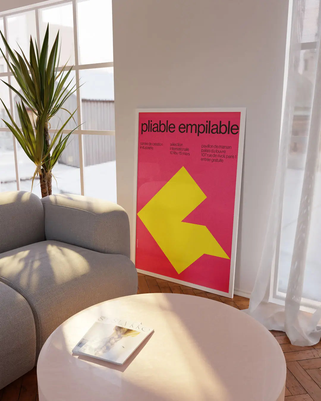 床に立てかけられたホワイトフレームの「Pliable Empilable」ポスター。ミニマルで構造的なデザインが空間に映えるモダンアートポスター。