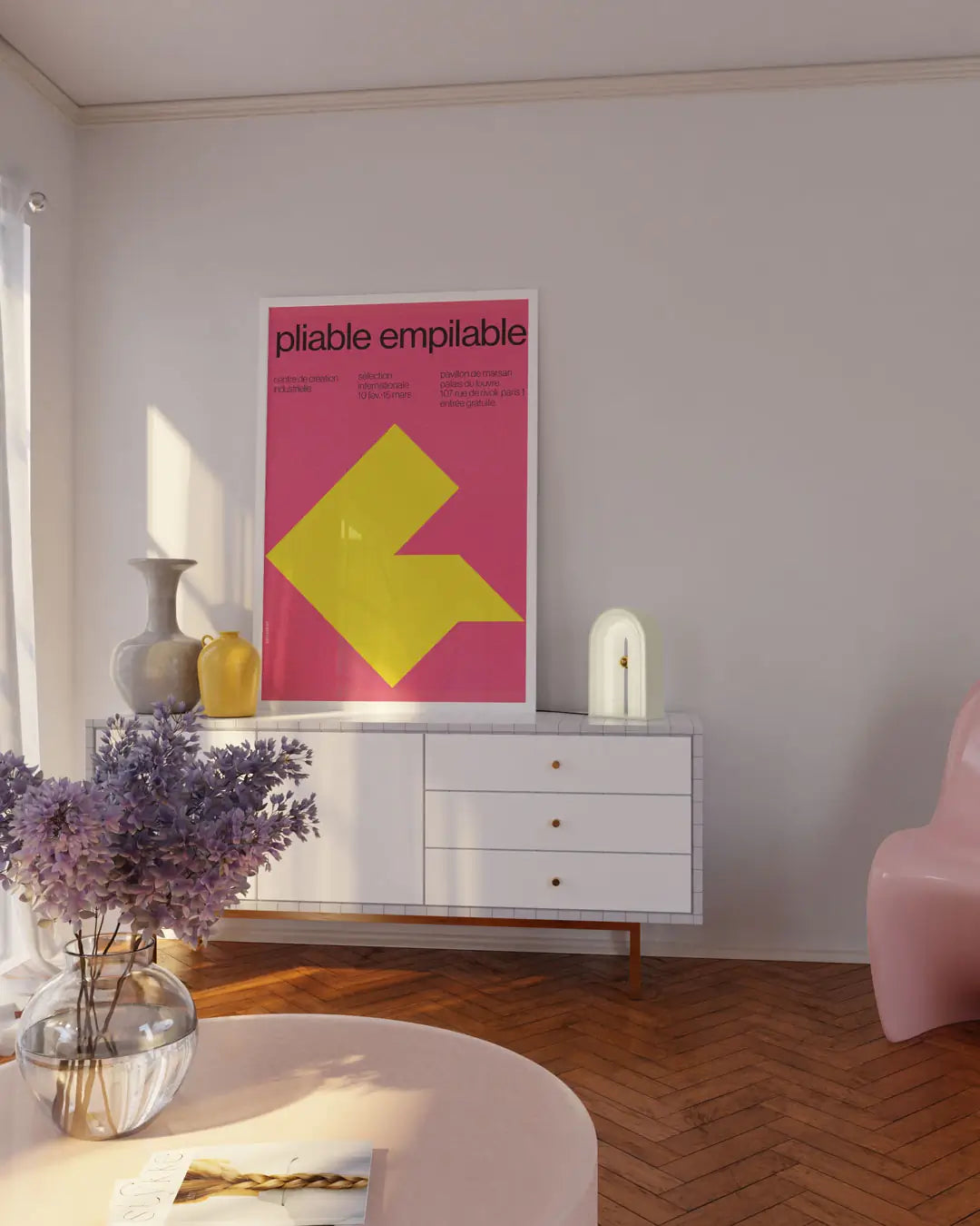 リビングに飾られたホワイトフレームの「Pliable Empilable」ポスター。ミニマルで構造的なデザインが空間に調和するモダンアートポスター。