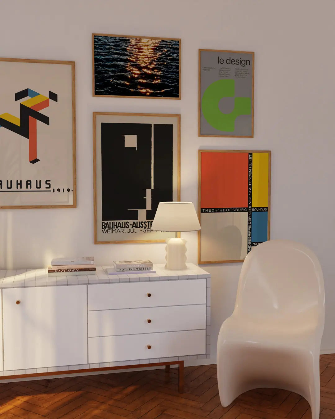 ギャラリーの壁に展示された「Running Bauhaus」ポスター。動きとリズムを感じさせるバウハウス調のモダンアートポスター。