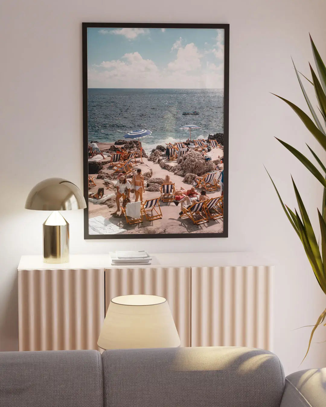 壁に掛けられたブラックフレームの「Vacances in Nice」アートポスター。洗練された色彩が映えるモダンなデザインポスター。