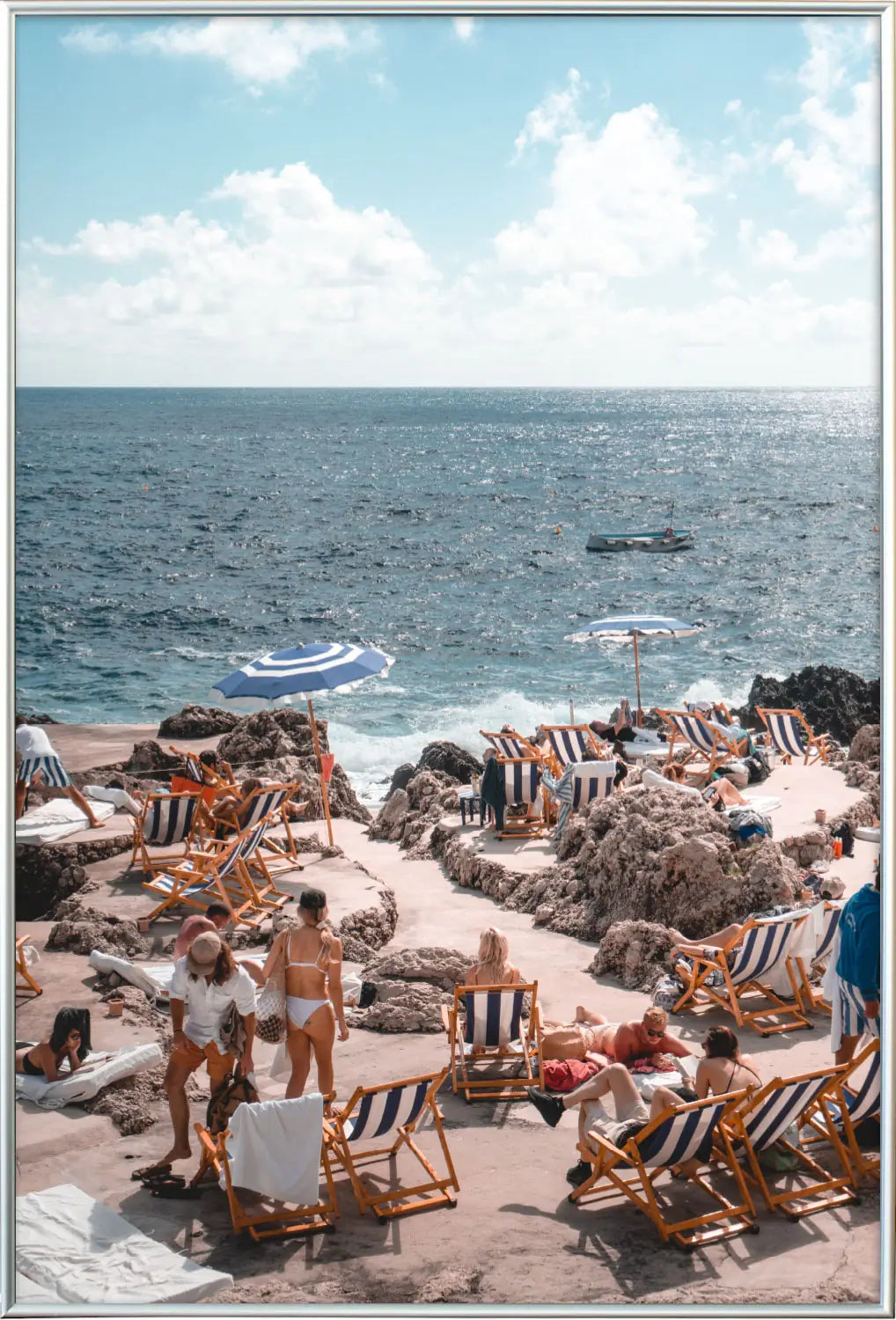 シルバーフレームに収められた「Vacances in Nice」アートポスター。洗練されたフレームと爽やかな色彩が映えるモダンポスター。