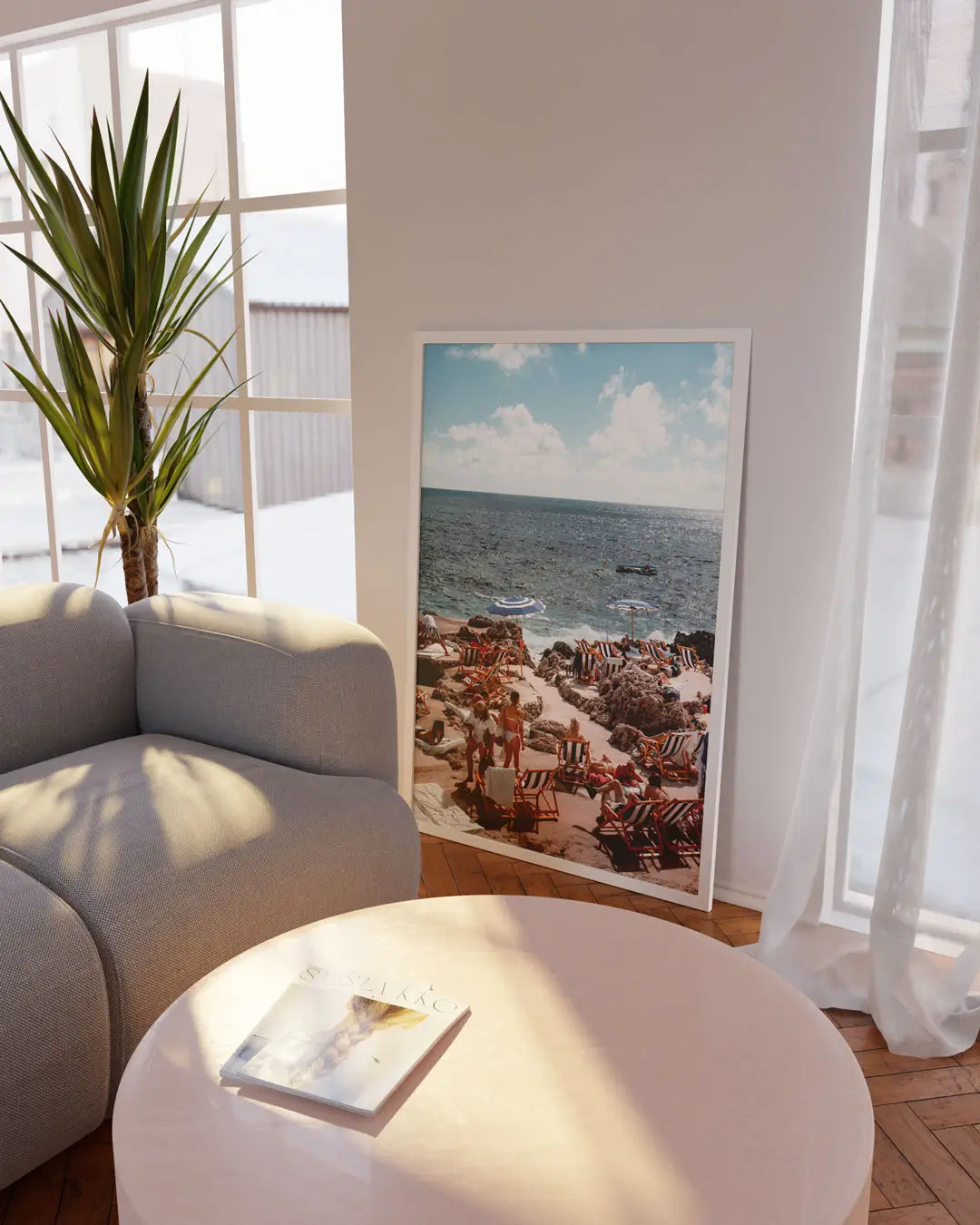 床に立てかけられたホワイトフレームの「Vacances in Nice」アートポスター。リゾート感のある色彩が空間を明るく演出するモダンポスター。